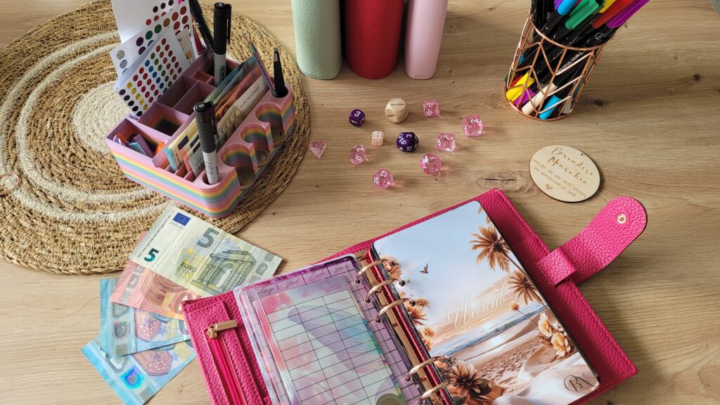Eine Frau nutzt die Umschlagmethode zur Budgetplanung mit bunten Sparumschlägen"