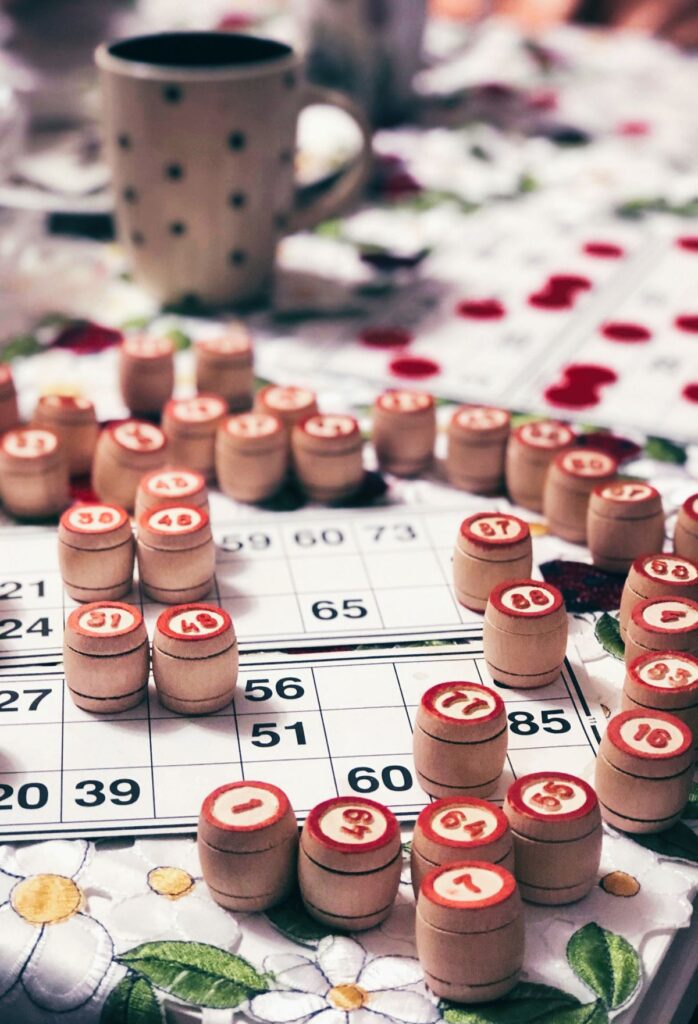 Bingo-Chips auf Bingo-Karten auf einem geblümten Tisch