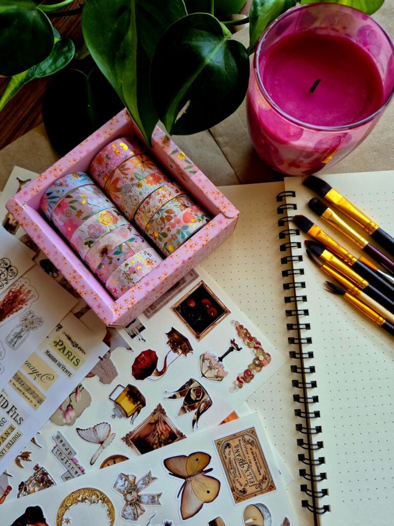 Journaling-Zubehör mit Stickern und Washi-Tape zum Abkleben der Sparfelder
